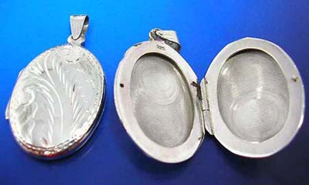  oval shape locket sterling silver pendant with leaf engraved designs on top. openable for holding precious treasures or pictures.