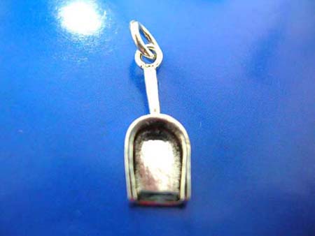 sterling silver pendant in shavel outline